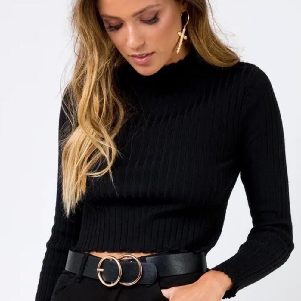 Ribbed black long sleeve.